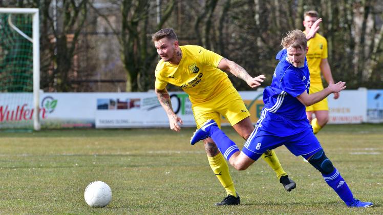 Alexander Wärtz (links) und der TSV Ueffeln gewinnen das Kellerduell in der Kreisliga beim SG Voltlage. Alexander Wärtz (links) und der TSV Ueffeln gewinnen das Kellerduell in der Kreisliga beim SG Voltlage.
