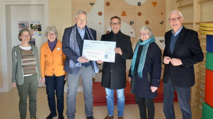 Lions-Präsident Thomas Molt (3.v.r.) und Vorstandsmitglied Hans-Heinrich Erichsen (r.) überreichen die Spendenbetrag von 2000 Euro an den Kinderschutzbund mit Brigitte Franzen (v.li.), Brigitte Grage, Jörg Smoydzin und Anneliese Retzlaff.