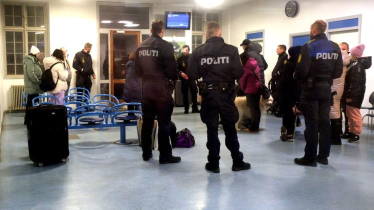 Die Polizei hat am Sonnabend aus dem Zug nach Kopenhagen ca. 20 Personen in den Warteraum in Pattburg geführt.