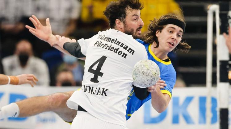 Kiels Domagoj Duvnjak (l) und Berlins Jacob Holm kämpfen um den Ball.