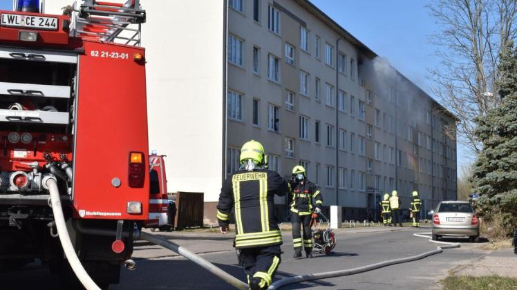 Schnell waren die Kameraden der freiwilligen Feuerwehr am Sonntag vor Ort, um einen Brand in einem Mehrfamilienhaus im Weg der Jugend in Boizenburg zu löschen.