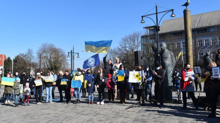 Mit Losungen wie ,Kein Krieg&apos;, ,Stoppt Putin&apos;, ,Frieden für die Ukraine&apos; und ähnlichen Sprüchen sowie vielen ukrainischen Flaggen forderten die Ukrainer Frieden in ihrer Heimat. In einer Schweigeminute gedachten sie der gefallenen Menschen in ihrer Heimat.