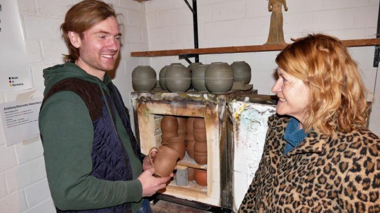 Fachsimpeln über Keramik: Edeltraut Kahl aus Lübtheen fand in Hans-Heinrich Döscher (l.) einen angenehmen Gesprächspartner.