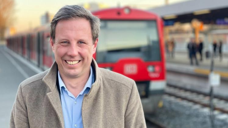 Thomas Losse-Müller am Pinneberger Bahnhof: Der SPD-Spitzenkandidat für die Landtagswahl sieht die Verbesserung des ÖPNV als eines seiner wichtigsten Ziele.
