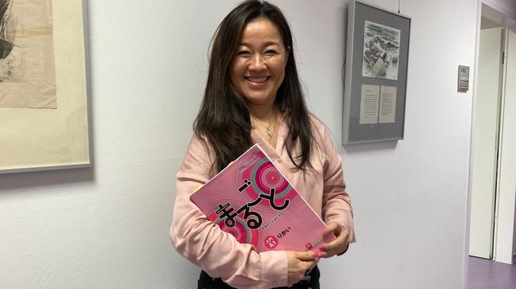 Als Japanisch-Dozentin ist Yuko Ishikawa-Könies schon seit mehr als drei Jahren an der Volkshochschule Rostock tätig. Als Japanisch-Dozentin ist Yuko Ishikawa-Könies schon seit mehr als drei Jahren an der Volkshochschule Rostock tätig.