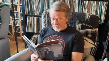 Die Pop- und Rockmusik aus der DDR fasziniert Mats Greiff. Der Geschichtsprofessor aus Schweden hört nicht nur die Schallplatten, er liest auch Biografien der Künstler wie hier Tamara Danz von Silly und verfasst eigene wissenschaftliche Arbeiten zu dem Thema.