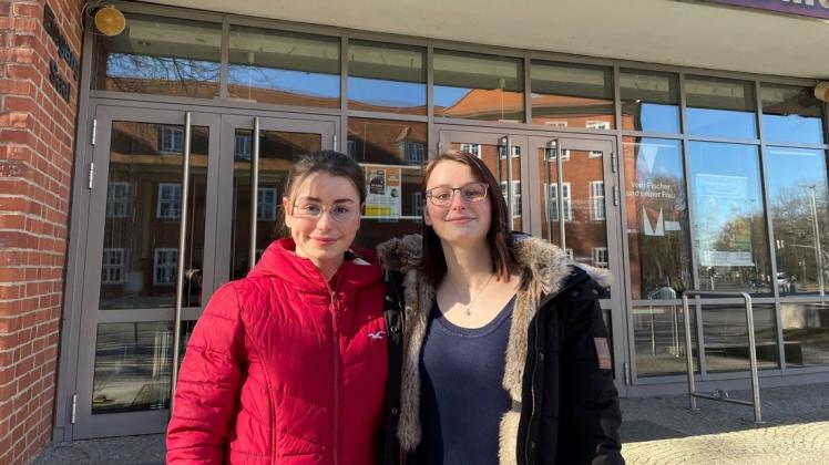 Tanzen und Spaß haben: Cosima (l.) und Lisa Konrad freuten sich auf die Party in der Stadthalle.