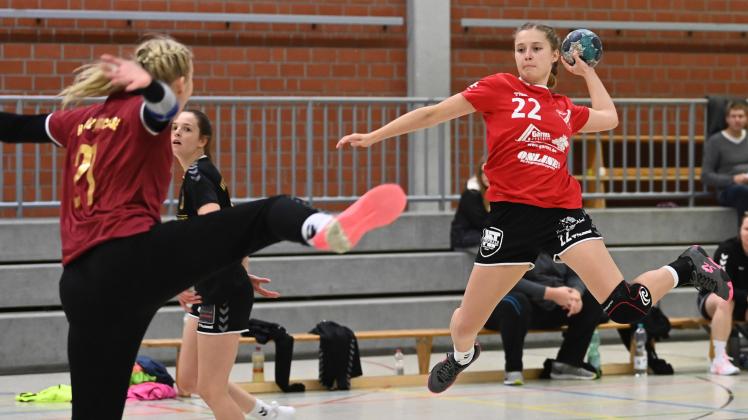 Die Oberliga-Handballerinnen der HSG Hude/Falkenburg um Ronja Engel (beim Wurf, im Heimspiel gegen die HSG Bützfleth/Drochtersein) sind Tabellendritter.
