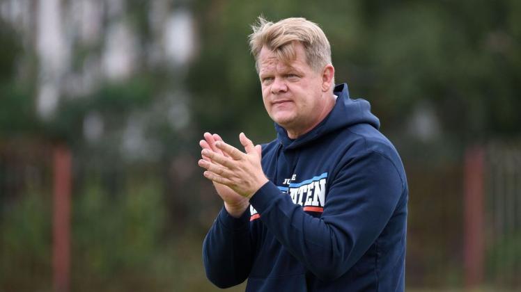 Applaus für seine Mannschaft: Hansa-Trainer Tobias Sieg kann mit der Entwicklung seiner B-Junioren zufrieden sein. Applaus für seine Mannschaft: Hansa-Trainer Tobias Sieg kann mit der Entwicklung seiner B-Junioren zufrieden sein.