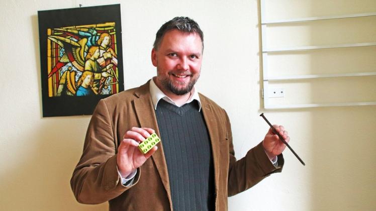 Ein rostiger Nagel und ein Legobaustein sind die Lieblingsstücke von Pastor Jens-Peter Schulz, weil sie sein Leben prägten.