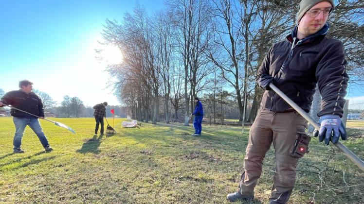 Auf dem Sportplatz in Neuhaus gibt es immer viel zu tun. Egal ob auf oder neben dem Spielfeld.