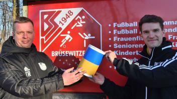 Der Brüsewitzer SV engagiert sich für die ukrainischen Flüchtlinge. Trainer Thomas Rose und Fußball-Chef Michael Reuter (r.) initiieren eine Spendenaktion.