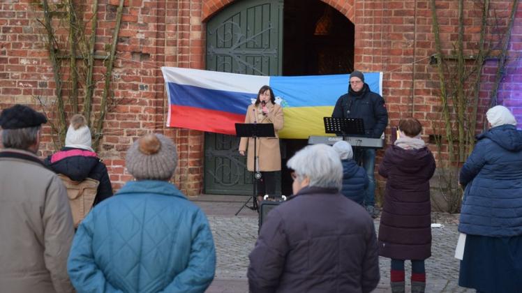 Lieder für den Frieden präsentierten Andrea Schulz und Stephan Gottschalk vor der Stadtkirche in Sternberg.