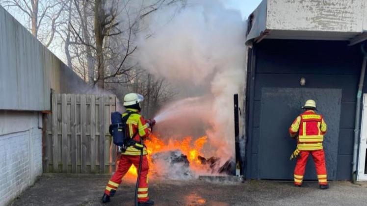 Die Einsatzkräfte der Feuerwehr löschen den Brand in Engelsby.