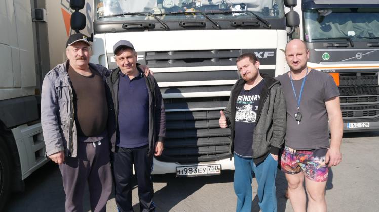 Lkw-Fahrer halten zusammen, egal welcher Nation, sagen Alexander, Waleri, Andrej und Vadim (von links).
