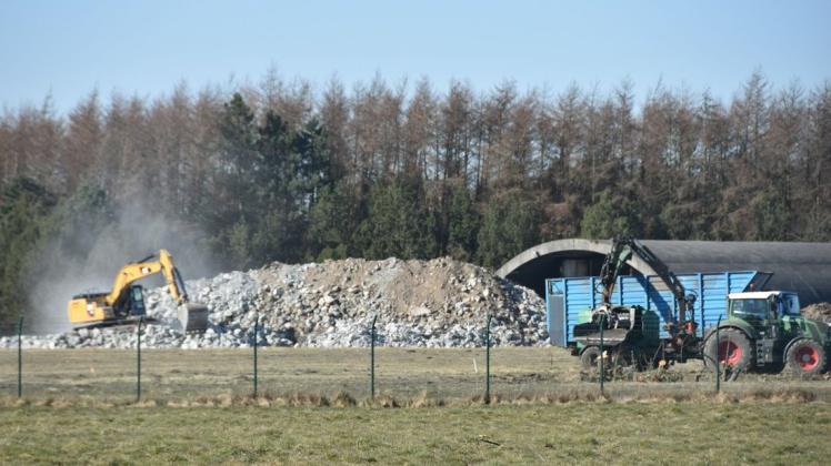 Die Abbrucharbeiten auf dem Flugplatz Leck für das neue Wohnbaugebiet Mühlenberg 2 sind in vollem Gange.