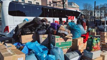 Auch am Freitag kamen wieder unzählige Spenden in Rostock zusammen, die am Sonnabend an die polnisch-ukrainische Grenze gefahren werden.