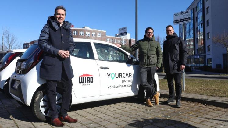 Carsharing-Pilotprojekt in Rostock gestartet: Ralf Zimlich (v.l.), Vorsitzender der Wiro-Geschäftsführung, mit den beiden Geschäftsführern von YourCar: Adrian Merker und Jakob Richter.