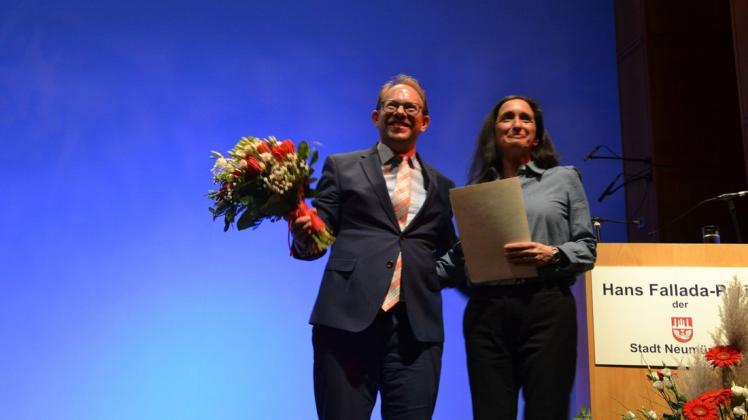 Arezu Weitholz ist Trägerin des 20. Hans Fallada-Preises der Stadt Neumünster, der durch Oberbürgermeister Tobias Bergmann überreicht wurde.