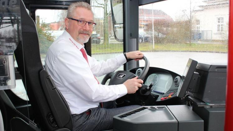 Bald wieder im Ausland auf Tour: Busfahrer Karsten Schmidt hinter dem Lenkrad.