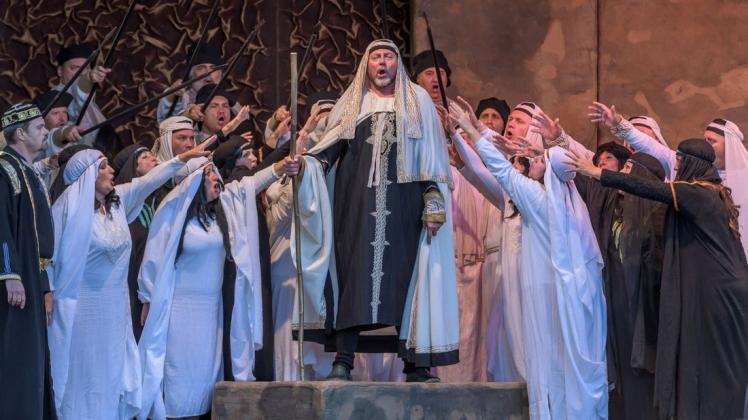 Die Oper Nabucco, aufgeführt von der Festspieloper Prag, mit Juri Kruglov als Zacharias.