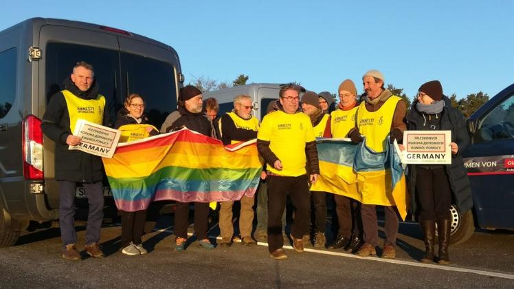 Dieser Konvoi mit sechs Kleinbussen voller Hilfsgüter für die Ukraine ist am Freitag in Schwerin gestartet.