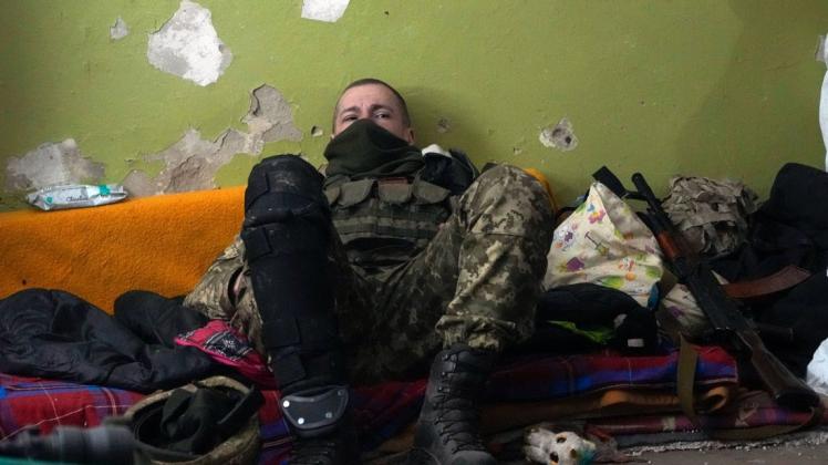 Ein ukrainischer Soldat ruht sich in einem Keller in Irpin nordwestlich von Kiew aus.