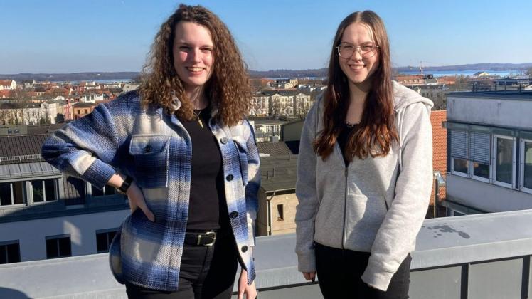 Auf dem Dach des Schweriner Stadthauses: Nadine Miodecki und Lara Theel (r.) werden in einem dualen Studium zu Sozialarbeiterinnen ausgebildet.