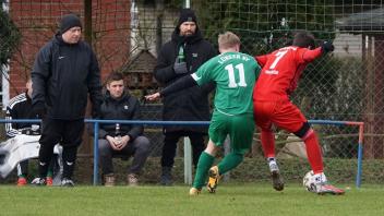 LSV-Trainer Remo Sahm (l.) hofft darauf, genügend Spieler zum letzten Testspiel an Bord zu haben.