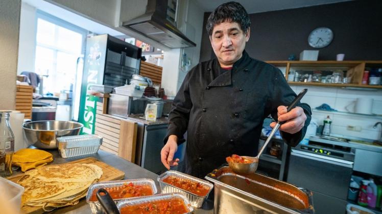 Gennadiy Babayev betreibt in Wismar das ukrainische Restaurant "Natalka".  Der Inhaber und Koch erfreut seine  Gäste u. a. mit Soljanka nach dem Rezept seiner Urgroßmutter.