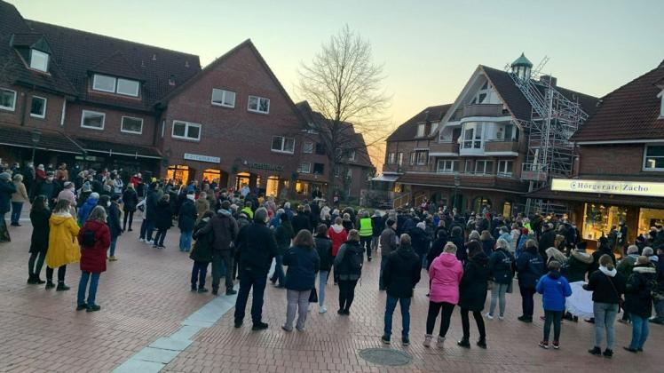 Erste Mahnwache in Rellingen: Am 2. März versammelten sich knapp 300 Menschen auf dem Arkadenhof, um ein Licht für den Frieden anzuzünden.