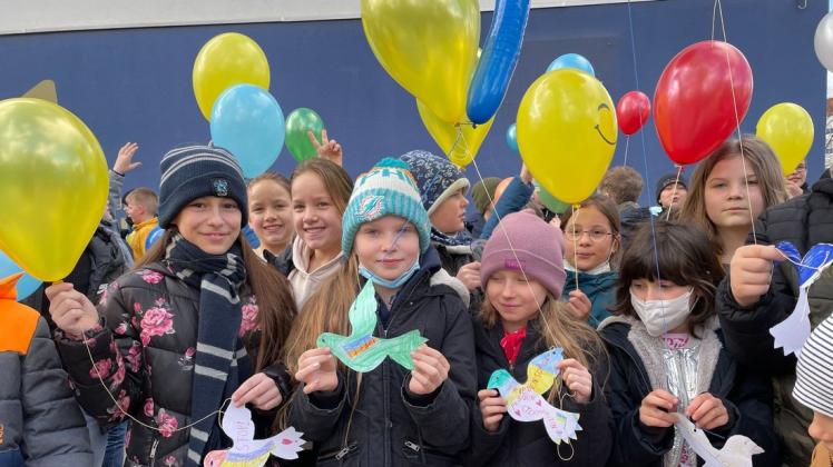 Es gibt viele Möglichkeiten, Zeichen zu setzen: Kinder der Paulo-Freire-Schule ließen Luftballons mit Friedenswünschen in den Himmel steigen.