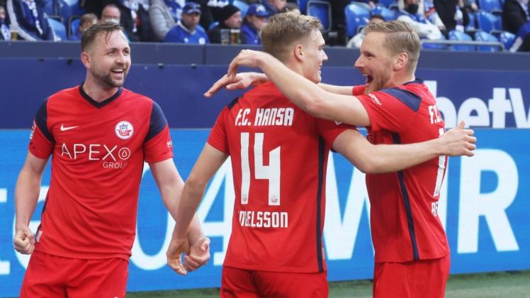 John Verhoek, Svante Ingelsson und Hanno Behres (v. l.) feiern den Treffer zum 2:1 auf Schalke, den Ingelsson stark vorbereitet hatte.