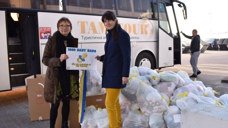 Natalia Jentzsch (l.) und Oksana Schoorlemmer vom Vorstand des Schweriner Vereins Ukrainisch-Deutsches Kulturzentrum helfen beim Beladen des Busses, der auf dem Rückweg in die Ukraine Hilfsgüter mitnimmt.