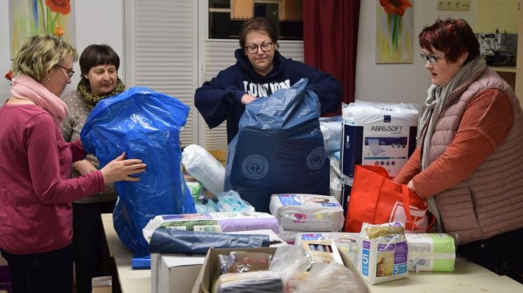 Hilfe für die Ukraine: Nachdem die Spenden angenommen wurden, sortieren die Mitglieder des Landfrauenvereins Kloster Tempzin die Hilfsgüter vor.
