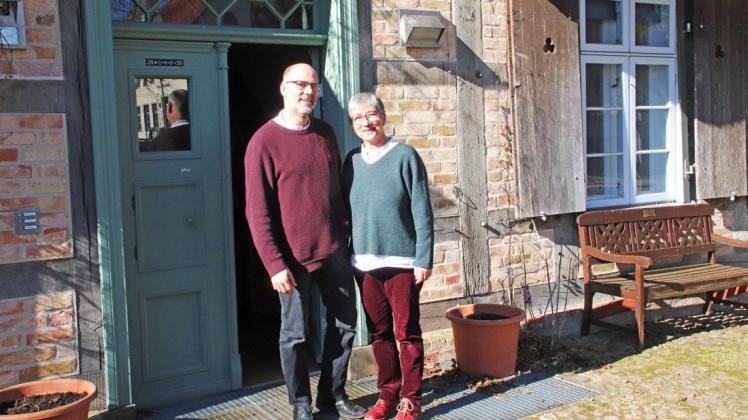 Die beiden Pastoren Dorothea und Andreas Kunert gehen nach 31,5 Jahren aus Warin fort nach Dassow. Hier stehen sie noch einmal vor dem Wariner Pfarrhaus, ihrem alten Zuhause.