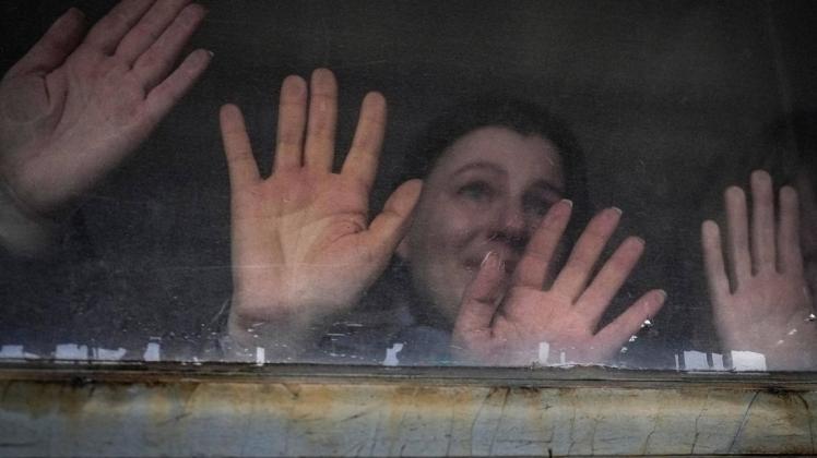 Menschen drücken ihre Hände an das Fenster eines Zuges der nach Lwiw fährt. Für all die Menschen, die solch einen Terror erleben, wird es künftig auch in MV einen Gedenktag geben.