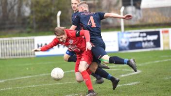 Bloß nicht ins Stolpern geraten: Fußball-Verbandsligist Dynamo Schwerin – in dieser Szene hat es SG-Spieler Thomas Friauf (l.) gleich mit zwei Gegenern zu tun – möchte gerne aufsteigen. Bis dahin sind noch 17 Spiele in kürzester Zeit zu absolvieren.