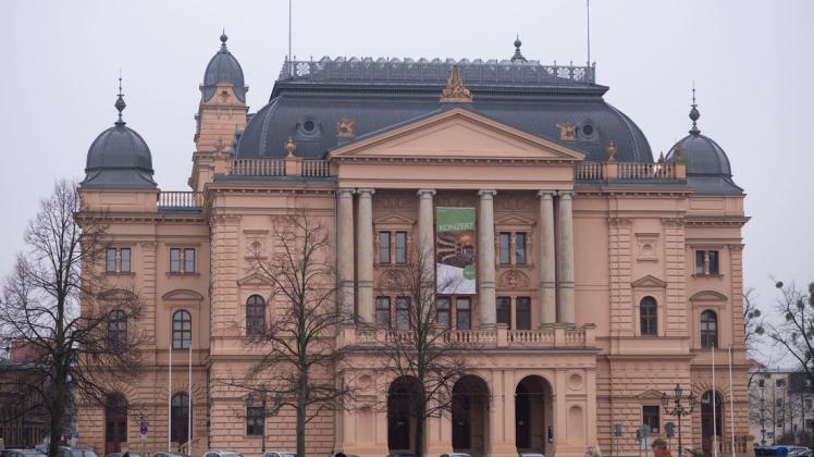 Aufgrund der aktuellen Vorschriften müssen alle auf der Bühne beteiligten Statisten des Mecklenburgischen Staatstheaters dreimal geimpft sein. (Symbolbild)