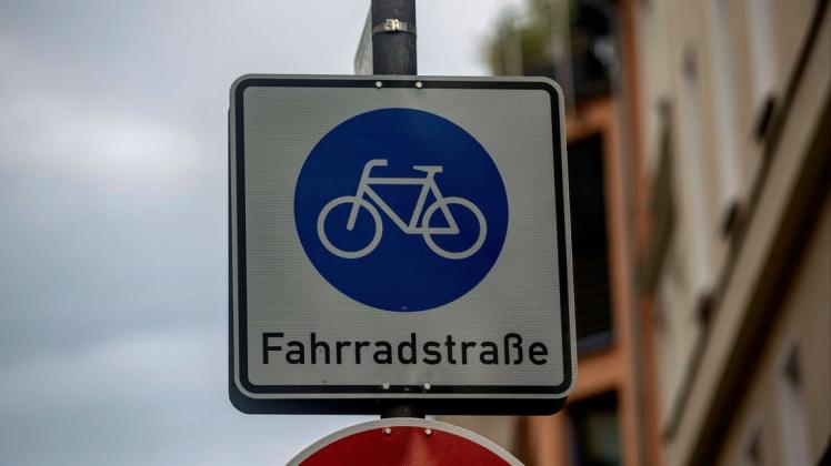 Symbolfoto: Die Beschilderung einer Fahrradstraße in der Innenstadt von Köln.