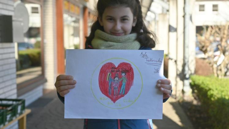 Aylas und ihr Logo: Ein Herz mit Erwachsenen und Kindern soll auf den Kinderschutzpunkt aufmerksam machen.