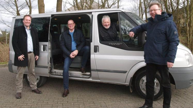 Wollen das Projekt Bürgerbus voranbringen: Bürgermeister Jan Butenschön mit den AG-Mitgliedern Olaf Stäcker (FDP), Otto Grothmaack (CDU) und Udo Ahlf (SPD, von links).