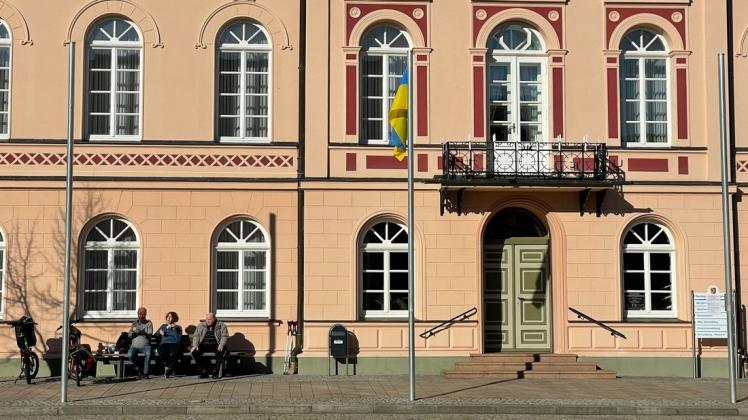 Seit Mittwochvormittag hängt sie vor dem Rathaus in Sternberg: die Flagge der Ukraine.