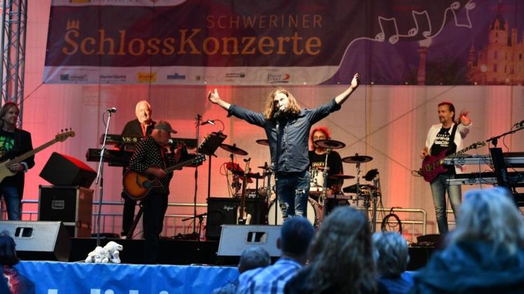 Die Band Karussell ist mittlerweile eine Mischung aus Ur- und Neubesetzung, seit 2007 steht der Frontmann Joe Raschke mit seinem Vater und Gründungsmitglied Wolf-Rüdiger Raschke auf der Bühne.