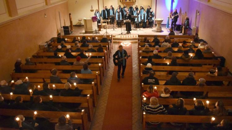 Hundert kleine Lichter, Musik und Worte: Der Friedensgottesdienst in der Plater Kirche lockte zahlreiche Gäste.