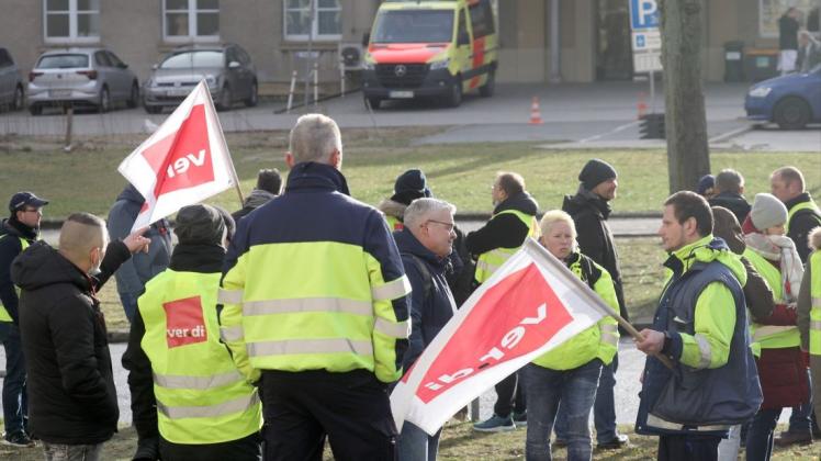 Mitarbeiter der Logistik-Tochter der Universitätsmedizin Rostock  streikten nicht nur für gleiche Gehälter, auch die Sonderzahlung gehörte zu den Forderungen.
