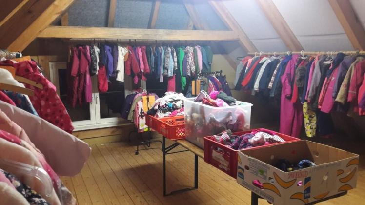 Auf dem Dachboden im Pfarrhaus in Ulitz wird es am Wochenende wieder einen Flohmarkt, auf dem Kinderbekleidung verkauft wird, geben.