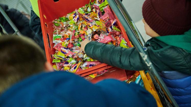 Nicht immer helfen Süßigkeiten: In Lüneburg wird in einer Online-Veranstaltung erneut vermittelt, wie mit Kinder über Krieg gesprochen werden kann.