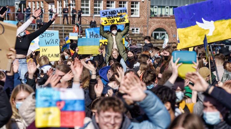 Viele Schüler hielten Solidaritäts-Plakate in die Höhe und trugen Gesichtsbemalungen sowie gelbe und blaue Kleidung.