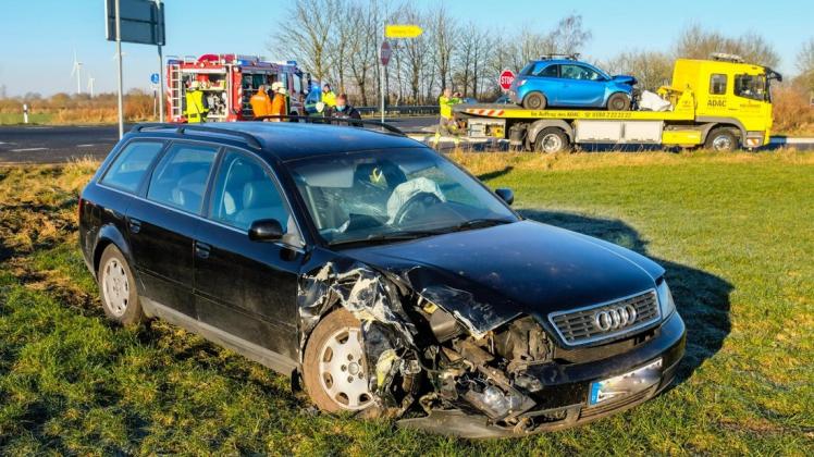 Der Audi wurde nach dem Unfall auf ein Feld geschleudert. Er musste, ebenso wie der schwer beschädigte Opel, abgeschleppt werden.